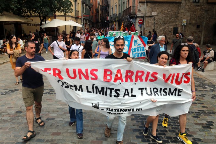 Més de 400 persones clamen a Girona perquè es posin límits al turisme: “Miris on miris, tot són guiris!”