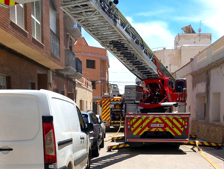 Un ferit greu i un lleu en una explosió en un pis incendiat de Camarles