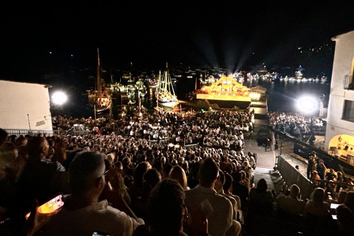 Més de 25.000 persones i cants mariners: Calella de Palafrugell torna a convertir-se en l’epicentre de l’havanera