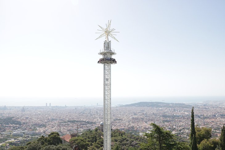 La nova atracció Merlí del Tibidabo captiva els seus visitants: “És adrenalínica i les vistes són impressionants”