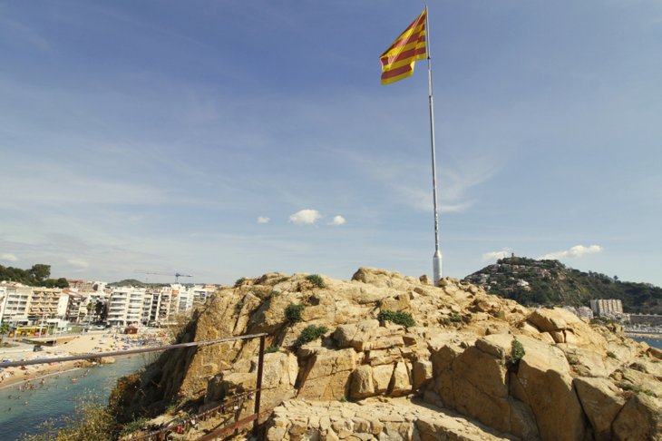 La Policia Local de Blanes denuncia un grup de brètols que van arrencar la senyera de la Roca de Sa Palomera