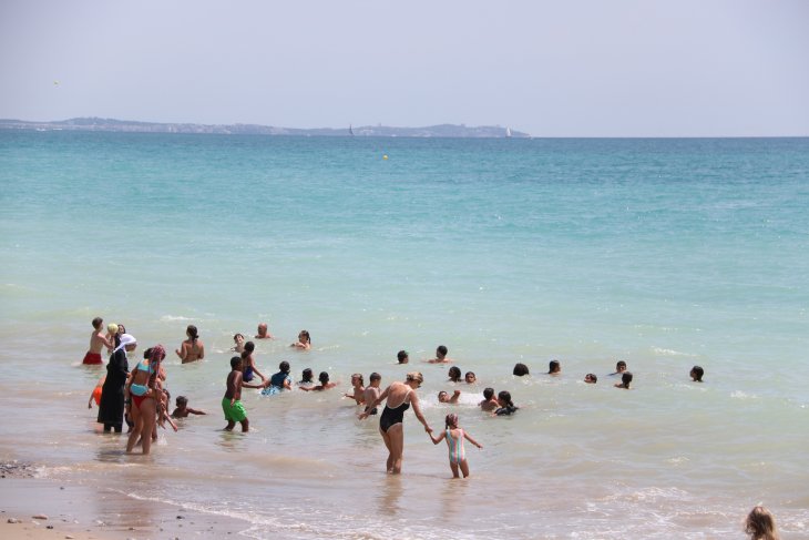 Un grup de criatures compleixen el somni d’Antoni Benaiges d’anar al mar a Mont-roig del Camp
