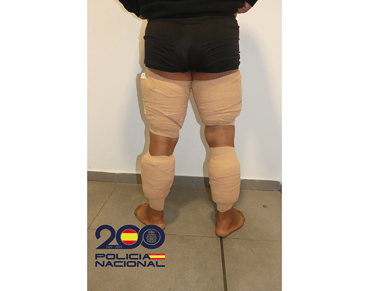 Detinguts 4 passatgers al Prat per portar 186 cilindres de cocaïna a l’interior del cos i 5,5 kilos adossats a les cames