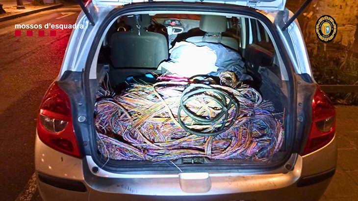 Paren un cotxe a Olot, el conductor dona positiu d’alcohol i drogues i els agents troben cable de coure robat al maleter