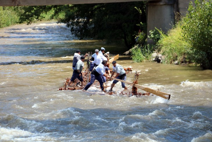 Quatre rais baixen per la Noguera Pallaresa i rememoren l’ofici dedicat al transport fluvial en la 46a Diada dels Raiers