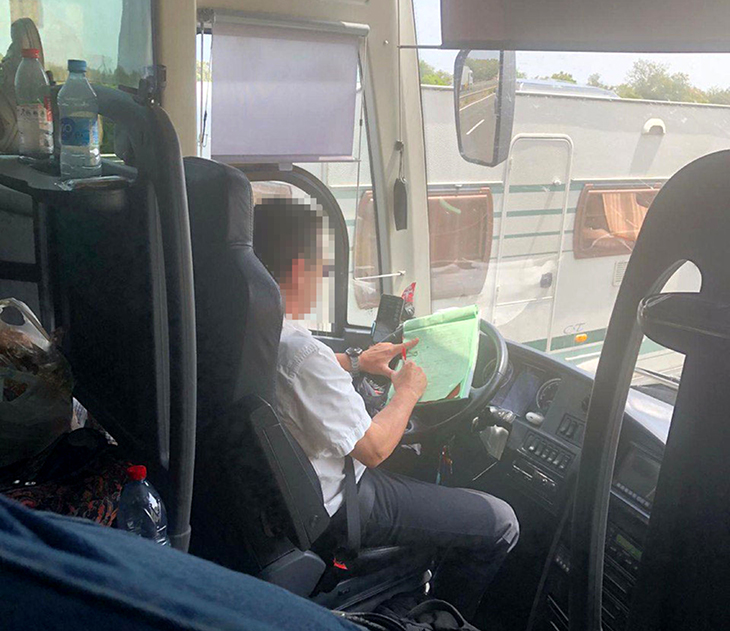 Sis mesos de presó i un sense permís de conduir per al conductor d’un bus escolar que estava drogat