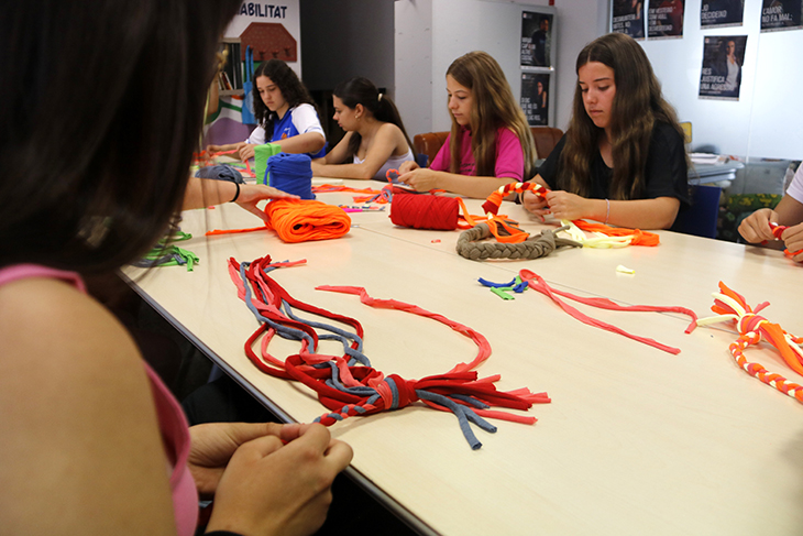 Joves de Mollerussa fan voluntariat per conscienciar sobre la responsabilitat del benestar animal al municipi