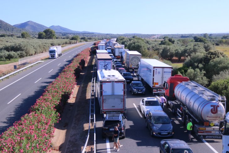 Neutralitzada la fuita d’àcid clorhídric pel xoc de dos camions que talla l’AP-7 a Ulldecona