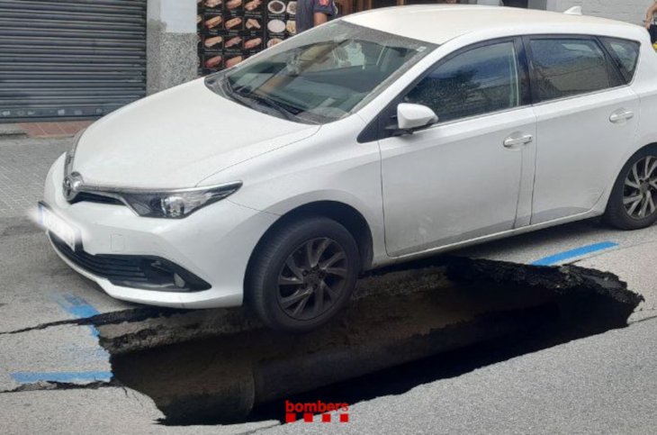 Evacuen una casa de Terrassa per un esvoranc de 12 metres al carrer que podria afectar-ne els fonaments