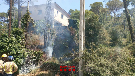 Una instal·lació elèctrica defectuosa provoca un incendi de vegetació a Mediona