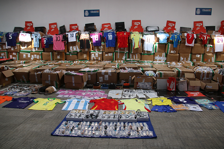 Decomissen 10 tones de productes esportius falsificats per un valor d’11 MEUR al mercat en un macrooperatiu a Catalunya