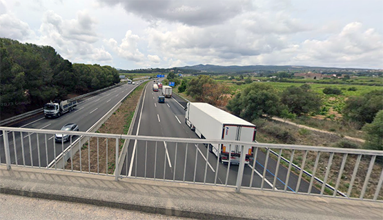 Un cotxe bolca a l’AP-7 i deixa un ferit lleu