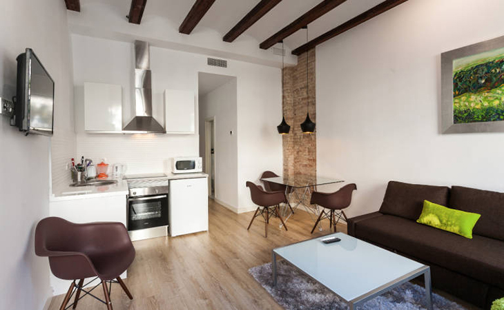 La Sindicatura de Greuges de Barcelona reclama una moratòria en l’aplicació dels nous criteris de l’allotjament temporal