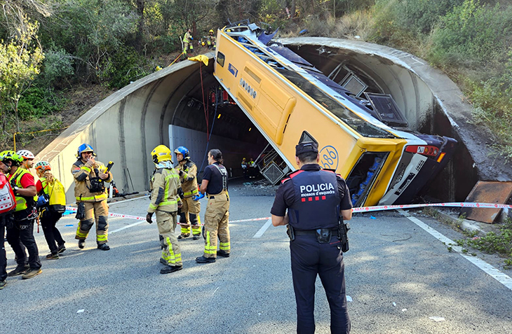 Dos ferits crítics i un greu en l’accident de l’autobús que ha bolcat a la C-32 entre Pineda de Mar i Tordera