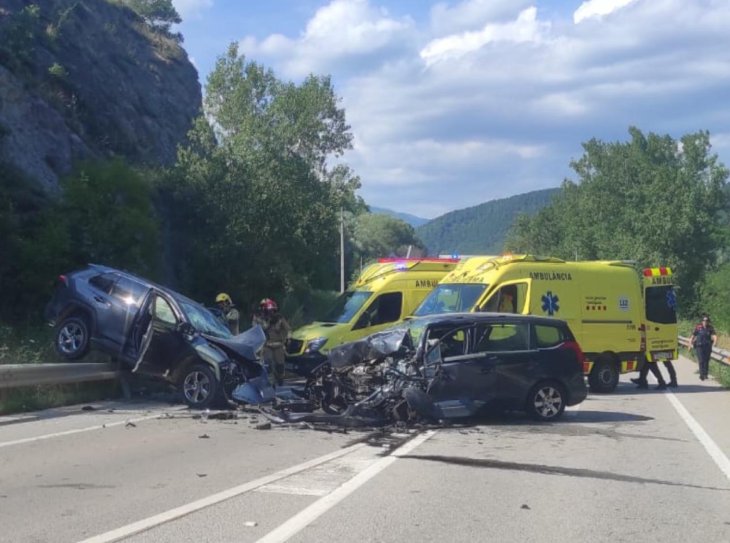 Un mort, dos ferits crítics i un de greu en un xoc frontal a la C-17, a Ripoll