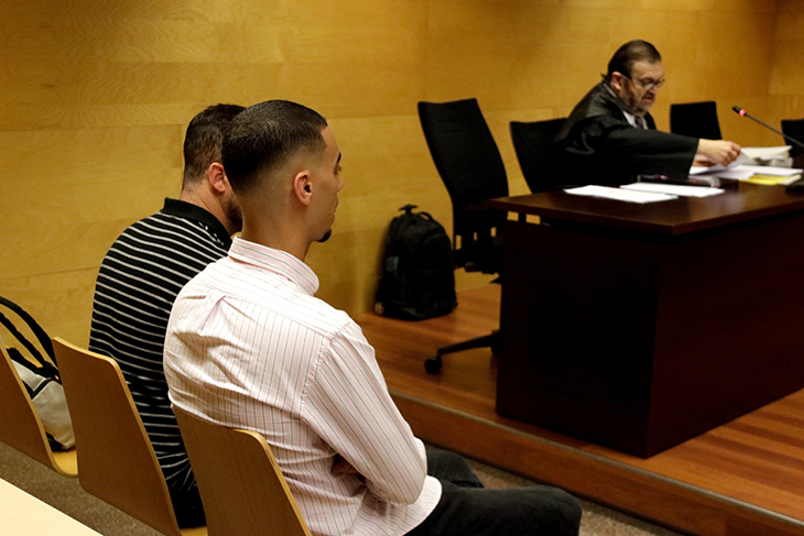 L’acusat d’entrar a un cotxe amb una noia dins, conduir a un lloc apartat i agredir-la sexualment a Empuriabrava, absolt