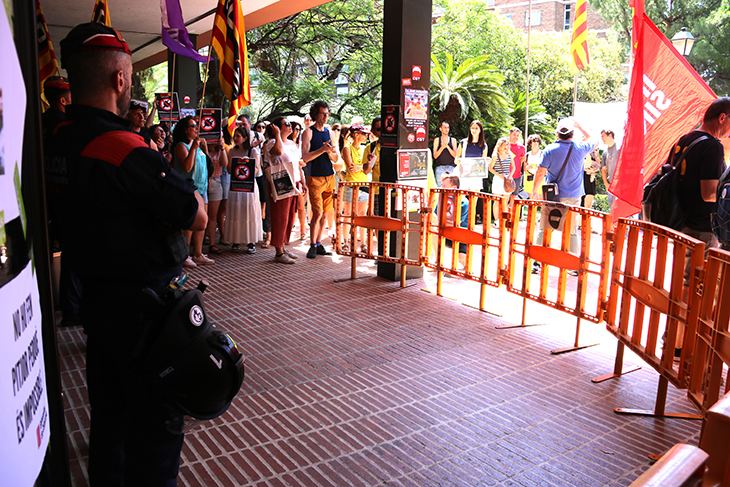 Un centenar de persones es concentren davant d’Educació contra el retard en les adjudicacions i la política “a dit”