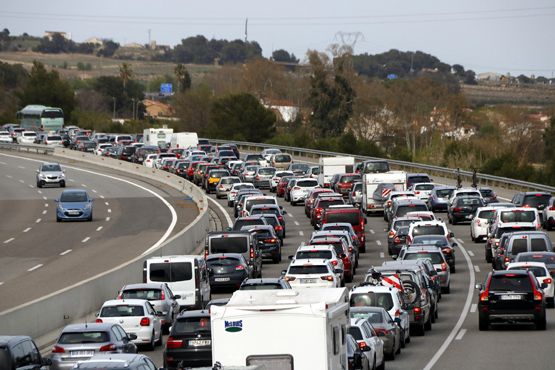 Retencions a l’AP-7 a Castellet després d’una topada entre un camió i una autocaravana
