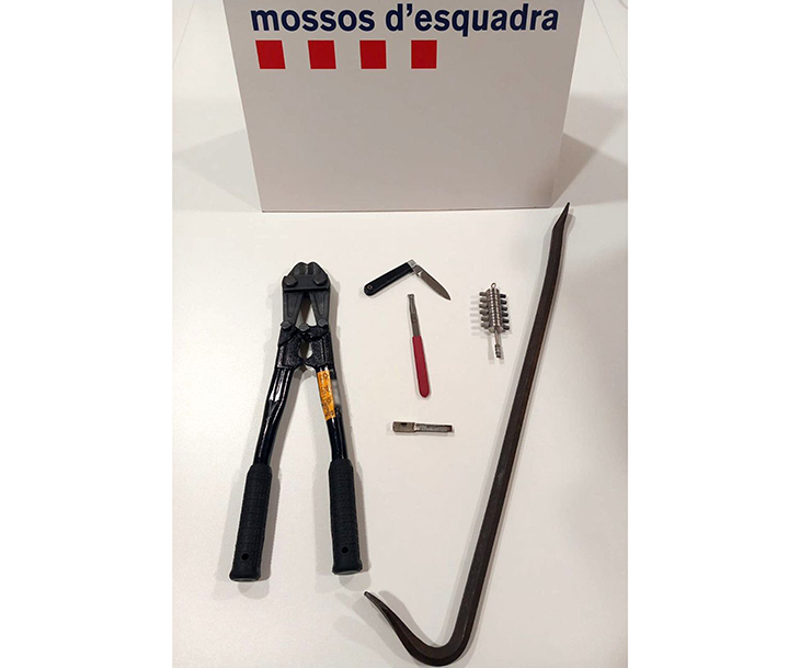 Els Mossos d’Esquadra detenen tres lladres per un robatori a interior de vehicle a Torredembarra
