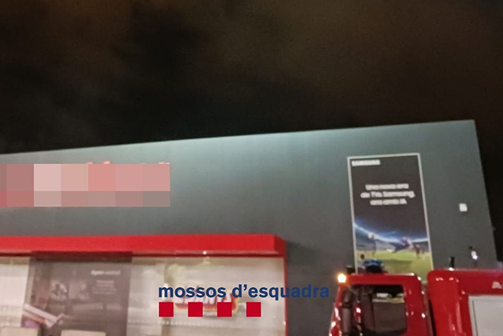 Enxampen tres lladres amagats en una teulada mentre intentaven entrar en una gran superfície de Girona