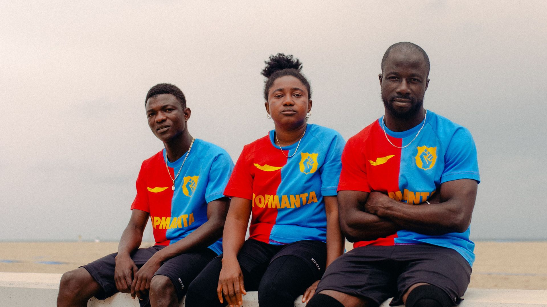 Top Manta llança dues samarretes basades en els codis del Barça per sensibilitzar sobre els motius de la migració