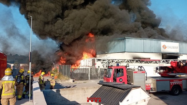 Estabilitzat l’incendi en una nau industrial a Polinyà