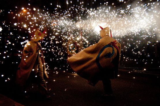El Ball de Diables de Vilafranca cerca voluntaris per fer el cordó de seguretat durant el Ball de Foc