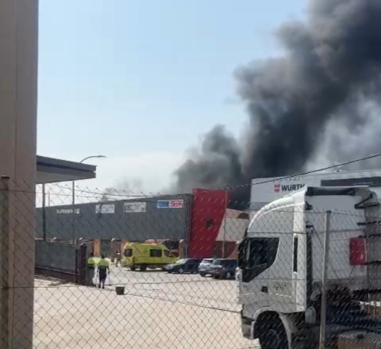 Catorze dotacions de Bombers treballen en un incendi a una nau de productes informàtics de Vilafranca