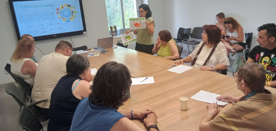 Nou usuaris del Servei a la Vida Independent de Mas Albornà participen en una formació sobre alimentació saludable