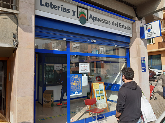 L’administració de loteries del carrer Tarragona de Sant Sadurní lliura un premi de 35.000 euros del sorteig de la Bonoloto d’ahir
