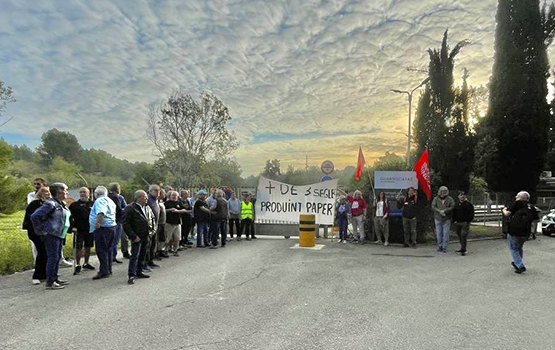 Treballadors de Guarro Casas a Gelida es manifesten contra el tancament de la línia de fabricació de paper