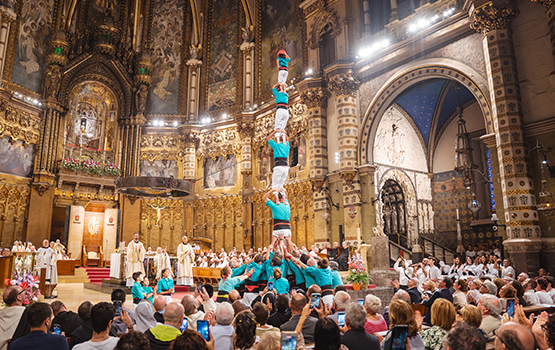 Els Castellers de Vilafranca alcen un pilar de 5 a Montserrat per la commemoració del mil·lenari