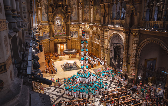 Els Castellers de Vilafranca alcen un castell dins de la basílica de Montserrat per primera vegada a la història