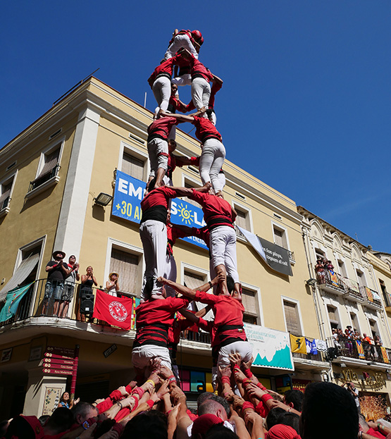 Els Xicots de Vilafranca carreguen la torre de 7 i el 4 de 8 per Festa Major