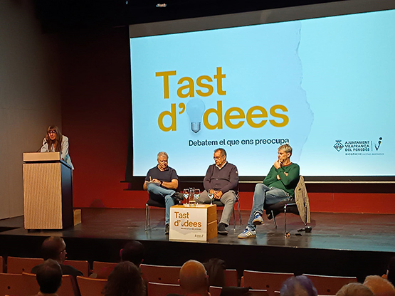 Els periodistes Bernat Dedéu i Albert Sáez van debatre ahir a Vilafranca sobre la crisi de valors