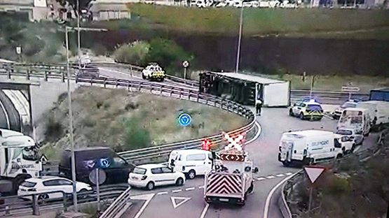 Un camió ha bolcat a l’N-340 entre Olèrdola i Vilafranca del Penedès
