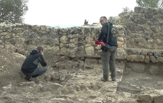 El Museu d’Arqueologia troba una gran edificació rere la muralla d’Olèrdola