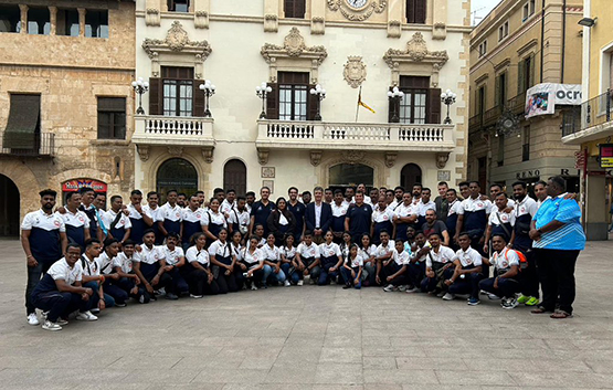 Els Castellers de Vilafranca acullen una setantena de membres de Govindes de Bombai