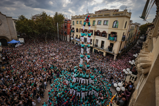 Els Castellers de Vilafranca descarreguen el 4 de 10 amb folre i manilles en un Tots Sants passat per aigua